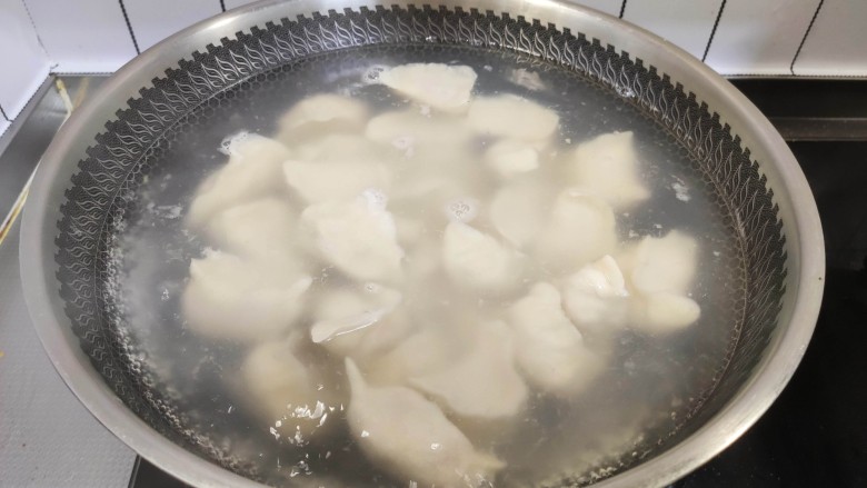 猪肉白菜水饺,锅中加入适量的清水，大火煮至沸腾，把饺子放入锅中，下入一半饺子的时候，用铲子翻一下锅底，以免粘锅底，然后再把另一半的饺子也都放入锅中，如果锅比较小，就分两次煮饺子。