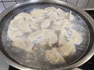 猪肉白菜水饺,饺子全部放入锅中以后把锅盖盖上，沸腾以后再加三次清水，每次加半碗，最后一次沸腾，饺子漂上来，而且皮鼓起来说明饺子就熟了。