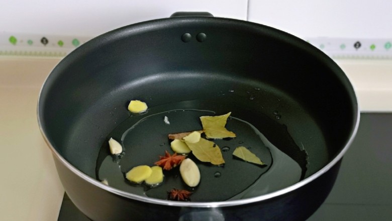 红烧土豆,起油锅，加入姜片，蒜，八角，香叶煸炒出香味。