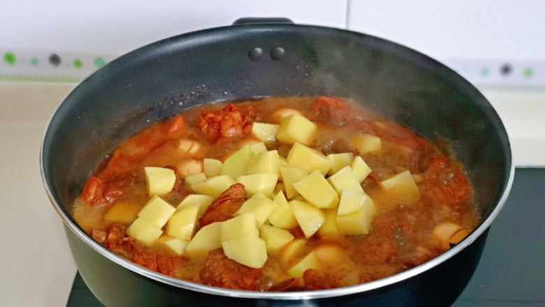 红烧土豆,10分钟加入切好的土豆，炖熟即可。