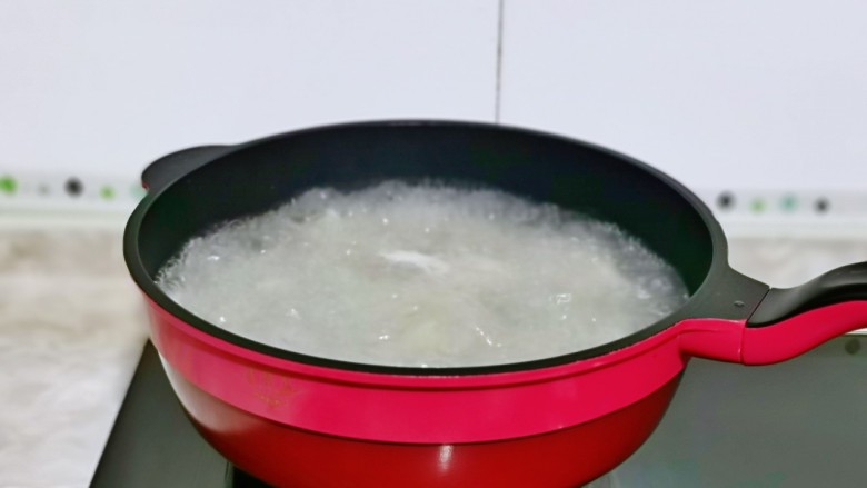 猪肉白菜水饺,水开后下饺子，吃多少煮多少，可以反复淋入冷水。