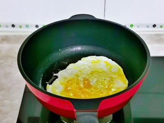 冬瓜鸡蛋汤,起油锅，倒入蛋液小火煎至凝固。