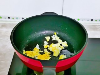 冬瓜鸡蛋汤,再铲碎，盛出备用。