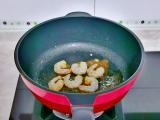 冬瓜鸡蛋汤,起油锅，倒入腌制好的虾仁。
