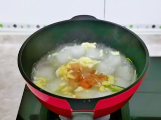 冬瓜鸡蛋汤,最后加入煸炒过的虾仁。