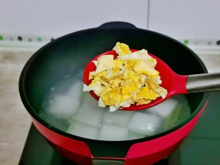 冬瓜鸡蛋汤,加入煎好的鸡蛋。