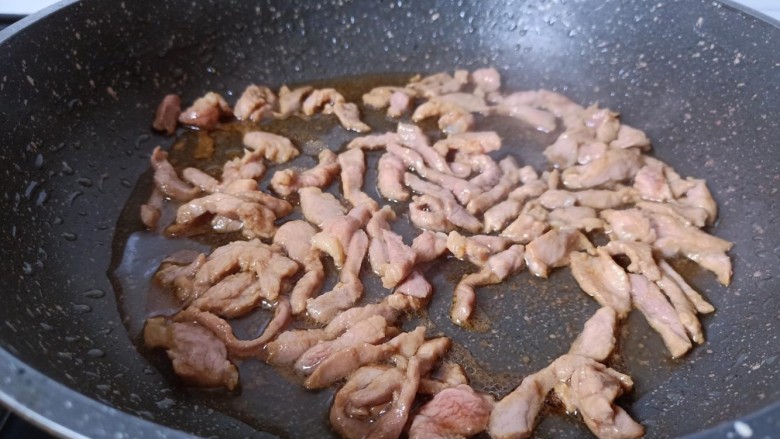 茭白炒肉丝,爆炒到猪肉丝变色。