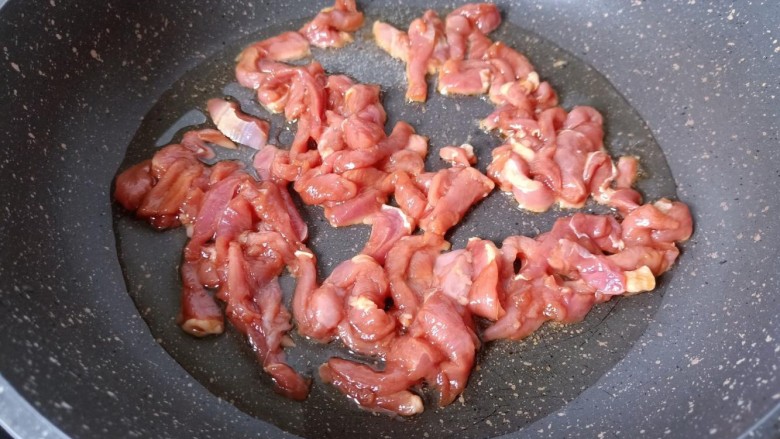 茭白炒肉丝,热锅热油下入猪肉丝爆炒。