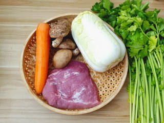 猪肉白菜水饺,挑选自己爱吃的蔬菜来做馅。