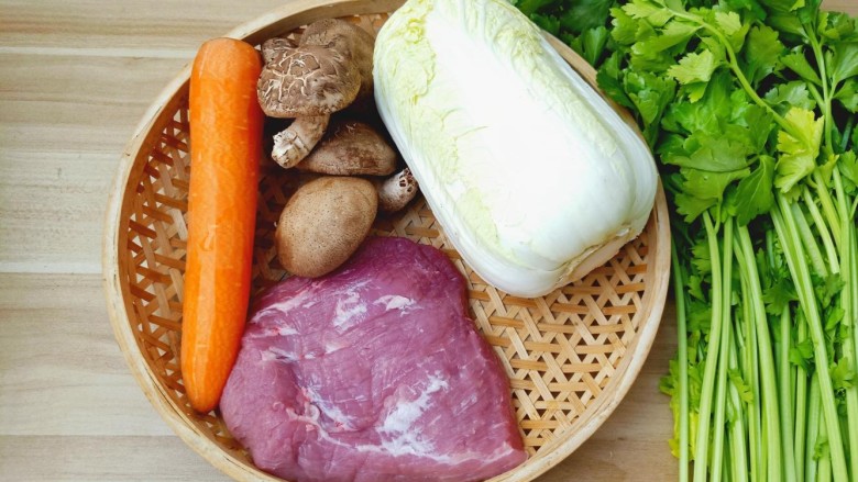 猪肉白菜水饺,挑选自己爱吃的蔬菜来做馅。