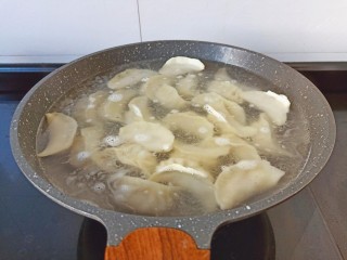 猪肉白菜水饺,水开加一点点盐，下入饺子【加了盐煮好的饺子皮筋道】