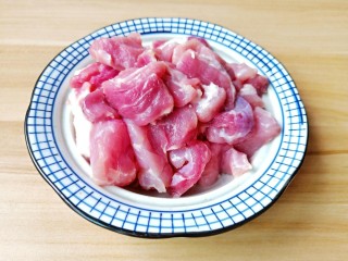 猪肉白菜水饺,猪肉清洗一下切成片。