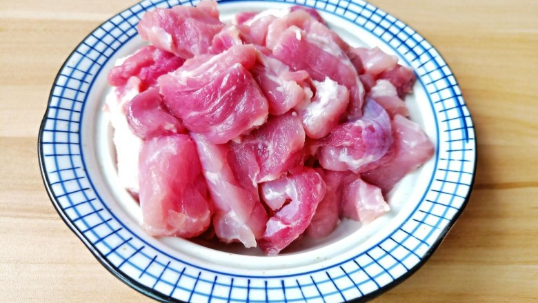 猪肉白菜水饺,<a style='color:red;display:inline-block;' href='/shicai/ 414'>猪肉</a>清洗一下切成片。