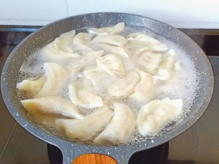猪肉白菜水饺,煮饺子期间加2次冷水煮到饺子浮起捞出。