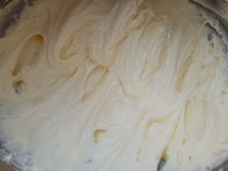 柠檬柚子乳酪条,用蛋抽搅匀，直到奶酪出现纹路，变得细腻丝滑