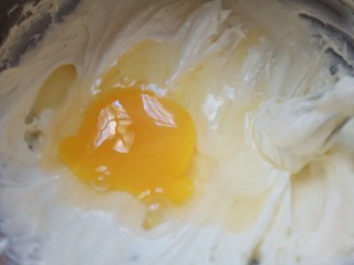 柠檬柚子乳酪条,打入一个鸡蛋，继续搅拌