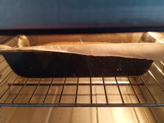 柠檬柚子乳酪条,把模具放入提前预热好的烤箱中层，150-160度烤30分钟，表面微微上色