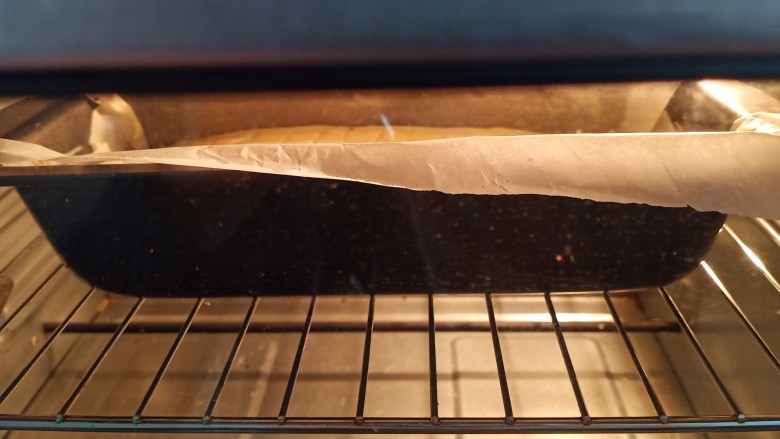 柠檬柚子乳酪条,把模具放入提前预热好的烤箱中层，150-160度烤30分钟，表面微微上色