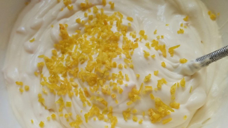 柠檬柚子乳酪条,再加入少许的柠檬皮屑，拌匀，避免产生气泡。