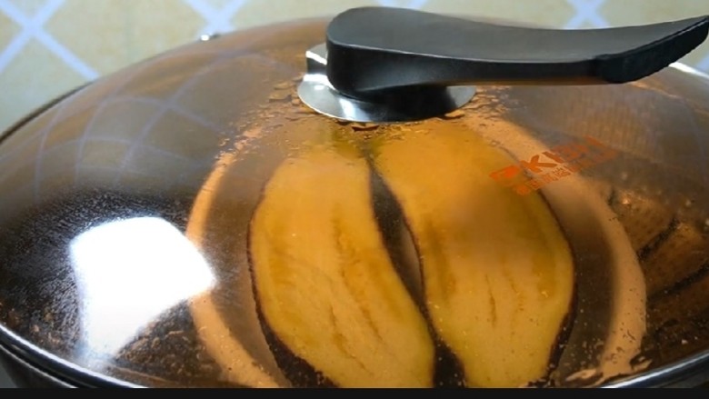 蒜蓉茄子,把切成对半的茄子放入蒸锅。蒸锅中的水烧开后放入茄子盖上盖子蒸五分钟