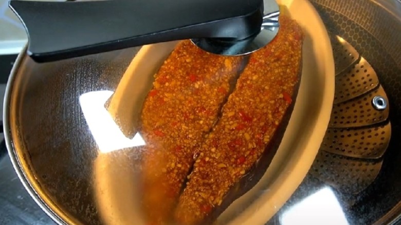 蒜蓉茄子,再上蒸锅盖上盖子蒸三分钟即可。一定要把握火候，如果蒸的太熟了茄子就会被蒸烂了这样做出来的茄子就不好吃了