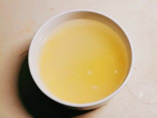 红枣南瓜粥,玉米渣用清水浸泡1个小时。