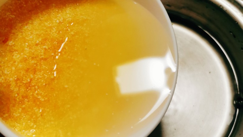红枣南瓜粥,汤锅放入清水，放入泡好的玉米渣。