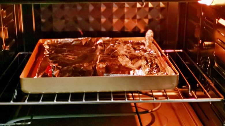 椒盐牛肉,上面再盖一张油纸，入烤箱中层，上下180度烤8分钟。