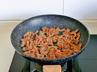 香辣肉丝,起油锅，加入腌制好的牛肉丝中火煸炒至变色盛出备用。