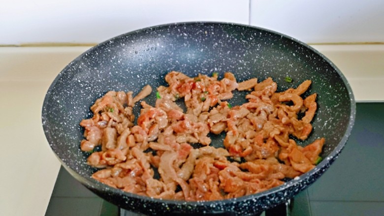 香辣肉丝,起油锅，加入腌制好的牛肉丝中火煸炒至变色盛出备用。