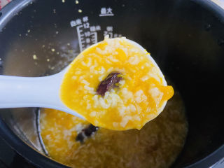 红枣南瓜粥,待时间到，泄压。打开锅盖搅拌一下即可食用
