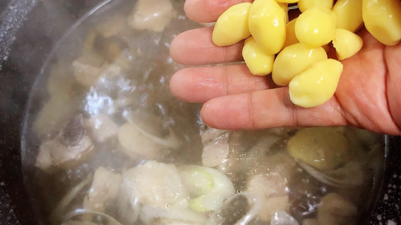 松茸鸡汤,放入白果，一起炖煮30分钟。