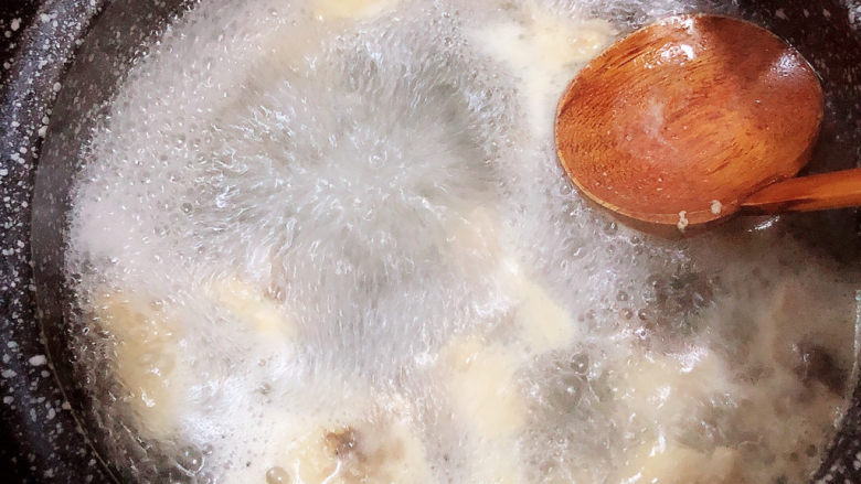 松茸鸡汤,将鸡块放入砂锅中，倒入水烧开锅炖煮。撇去浮末。
