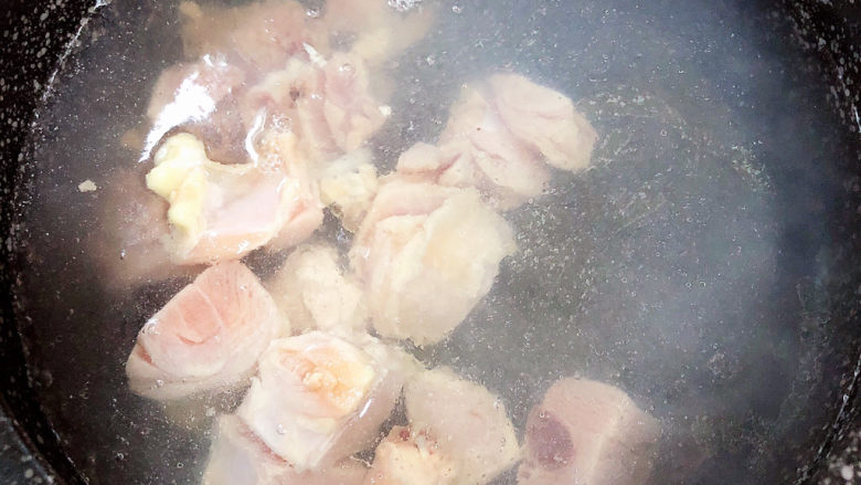 松茸鸡汤,锅中倒入水，烧开锅放入鸡块煮去血水，捞出洗净待用。