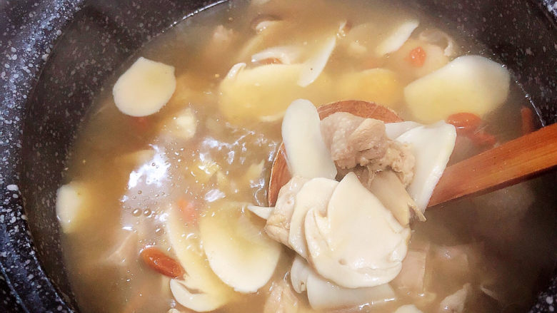 松茸鸡汤,一锅营养的鸡汤就熬好了。