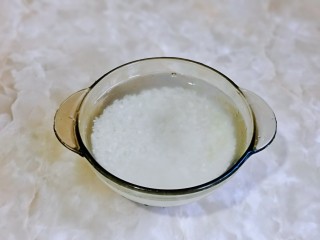 红枣南瓜粥,首先大米淘干净，冷水泡15分钟。