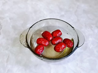 红枣南瓜粥,红枣冷水冲洗干净泡5分钟。