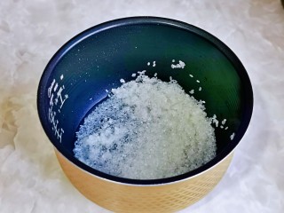 红枣南瓜粥,泡好的大米倒入电饭煲中。