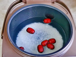 红枣南瓜粥,启动电饭煲煮粥模式。