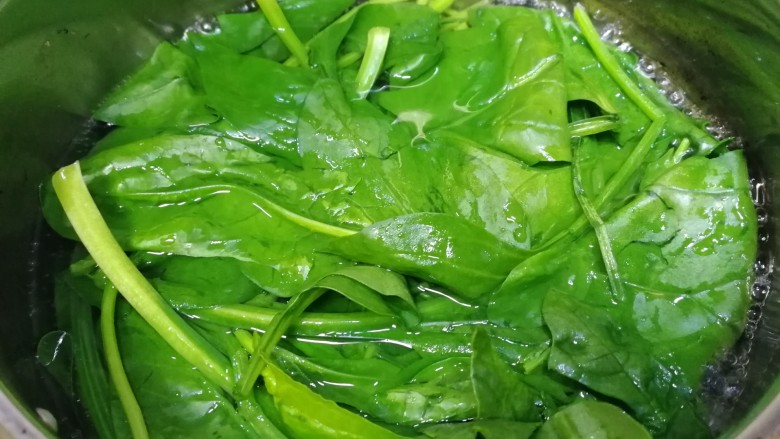 鸭血炒菠菜,水开放入菠菜焯水半分钟，去草酸。