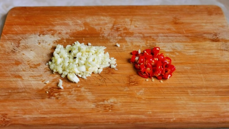 蒜蓉茄子,蒜去皮切碎，辣椒洗干净切段。