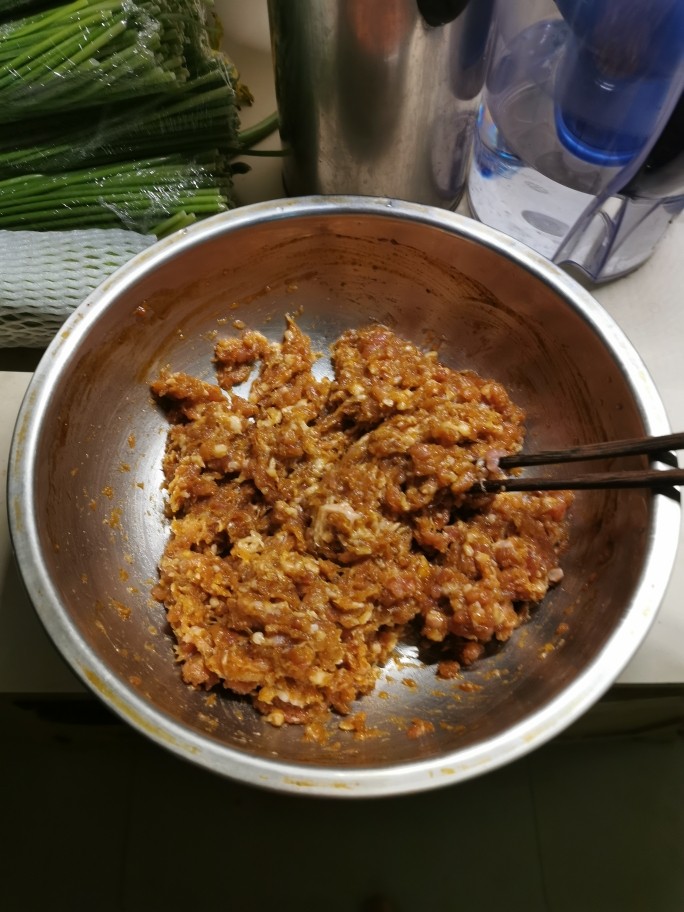 猪肉白菜水饺,放入炒好的鸡蛋拌匀，根据自家口味添加适量的盐搅拌均匀。