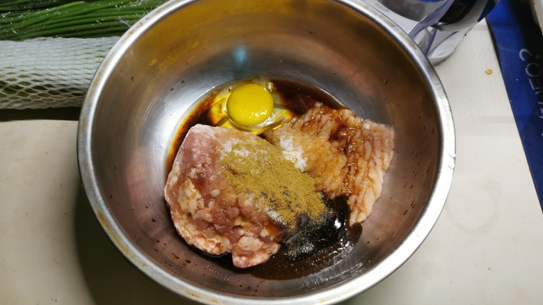 猪肉白菜水饺,放入调味料和一个生鸡蛋，搅拌均匀。