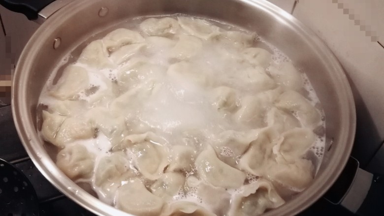 猪肉白菜水饺,饺子生胚放入开水中煮熟，期间添加1-2次凉水，每个饺子漂浮起来，气鼓鼓的就是熟了。