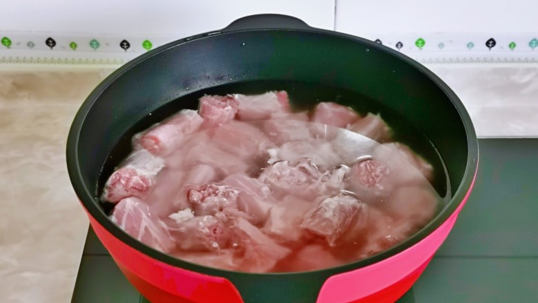 麻辣鸭脖,焯水：冷水下锅大火烧开煮2-3分钟，捞出用冷水冲洗干净。