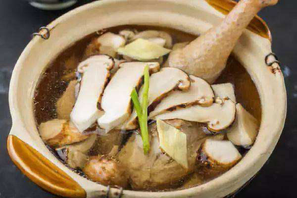 松茸鸡汤,转移到砂锅中加入大枣枸杞子炖一个半小时。松茸不要放。