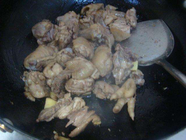 松茸鸡汤,放入鸡块炒香，放入其它材料炒香。