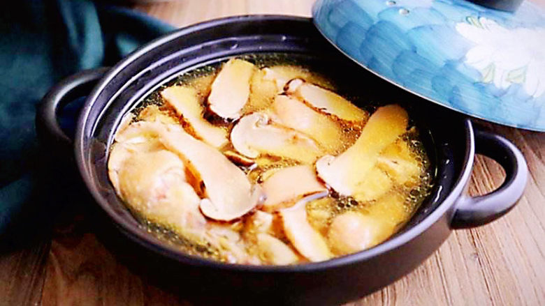 松茸鸡汤,鸡汤炖差不多的时候，放入松茸片再炖15～20分钟，加入盐调味，就可以出锅啦。味道鲜美无比。