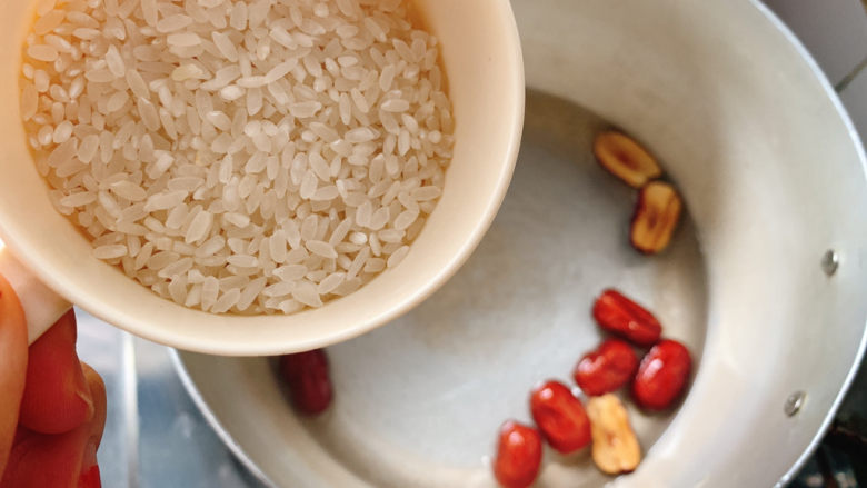 红枣南瓜粥,锅中加入红枣,加入洗净的大米.