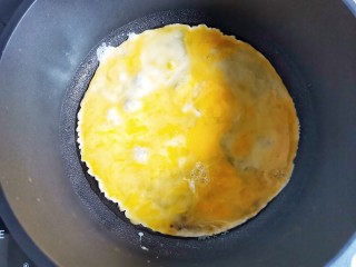 冬瓜鸡蛋汤,锅中热油，倒入鸡蛋液。